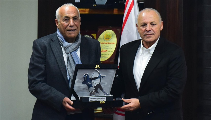 حسين لبيب يسلم درع الزمالك لأبو ريدة (إكس)