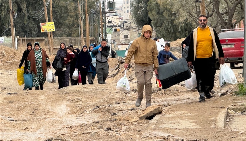 نروح عائلات فلسطينية من مخيم جنين بأوامر من الجيش الإسرائيلي (إكس)