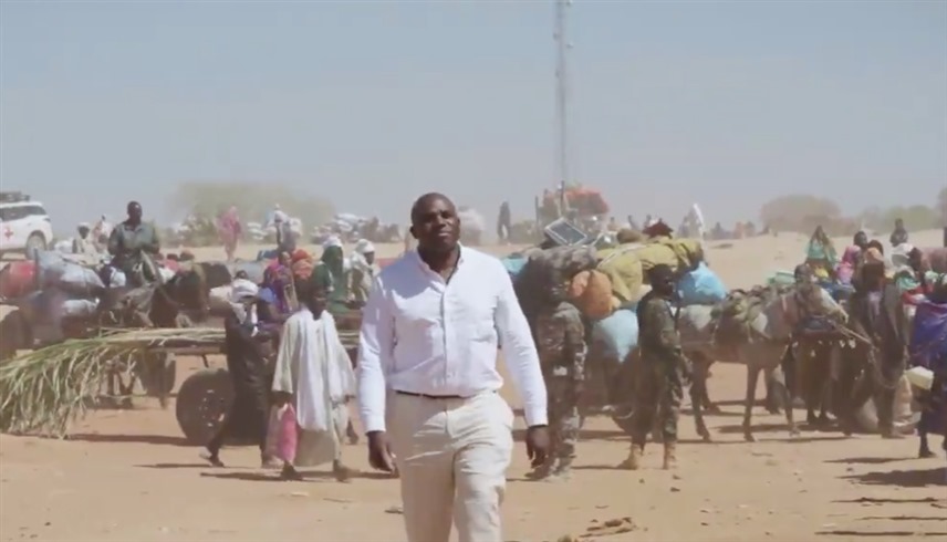 وزير خارجية بريطانيا ديفيد لامي في مخيم للاجئين السودانيين بتشاد (إكس)