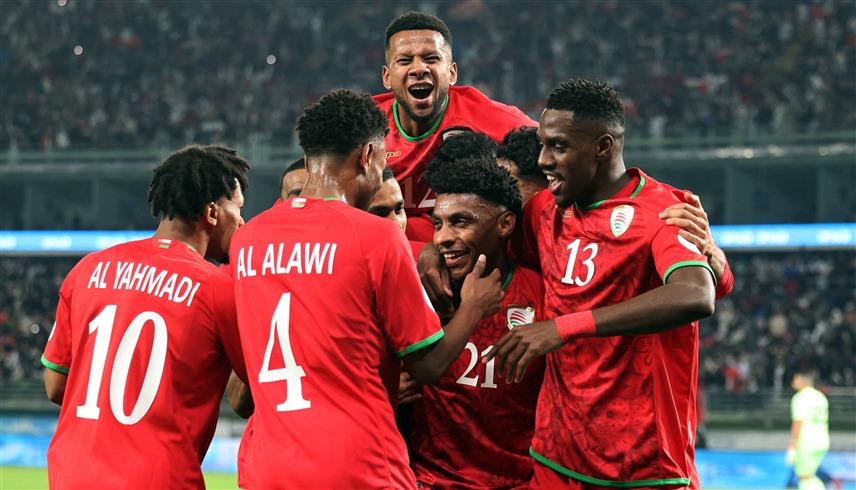 فرحة لاعبي عمان بالهدف (رويترز)