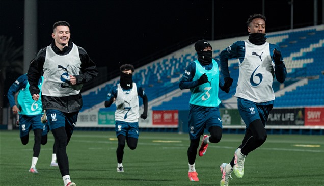 بعد الهزيمة المريرة أمام القادسية.. الهلال يواجه الأخدود لتعديل المسار 