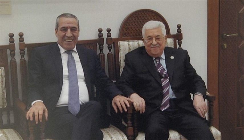 رئيس السلطة الفلسطينية محمود عباس ونائبه حسين الشيخ (أرشيف)