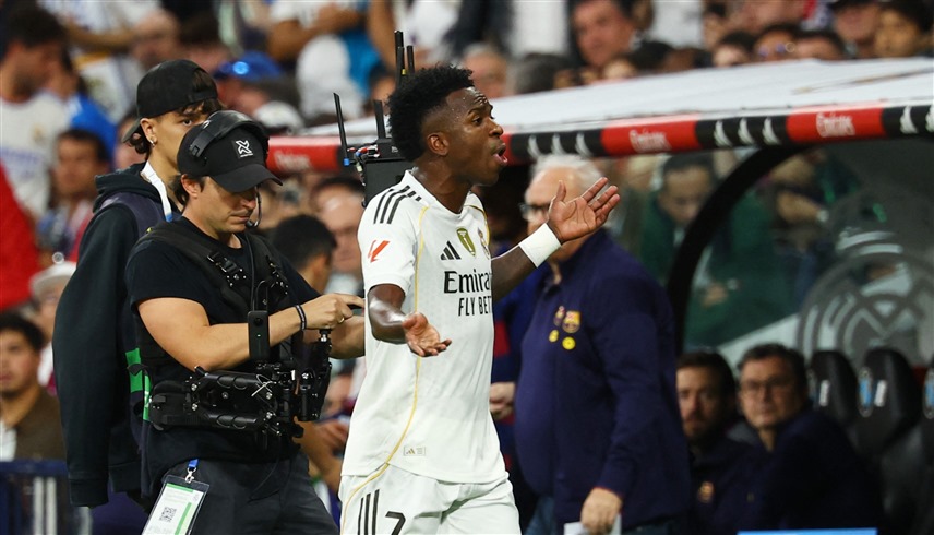 من مباراة ريال مدريد وبرشلونة (رويترز)