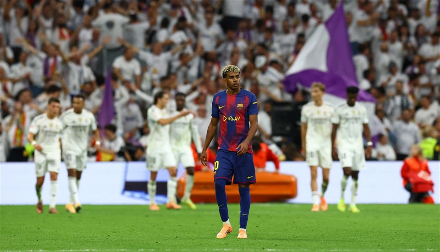 من مباراة ريال مدريد وبرشلونة (رويترز)