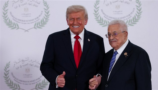 بعد منعه من دخول أمريكا..ترامب يلتقي محمود عباس في قمة شرم الشيخ 