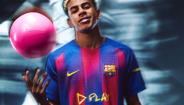 عبر قميص برشلونة.. إد شيران يشارك في "الكلاسيكو"