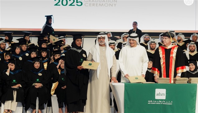 نهيان بن مبارك يشهد حفل تخريج دفعة 2025 في كلية أبوظبي للإدارة