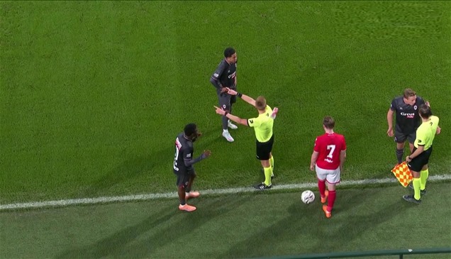 شاهد.. إلغاء مباراة في الدوري البلجيكي بسبب كوب بلاستيكي