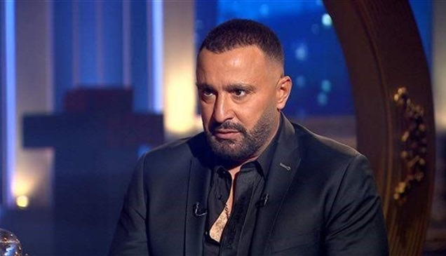 أحمد السقا يظهر على خشبة المسرح بعد حادث سير