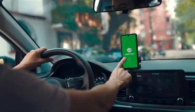 فيديو صادم: اعتداء سائق نقل ذكي على فتاة بسلك كهربائي ومحاولة دهسها