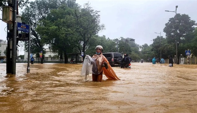 أمطار غزيرة تغمر مدناً تاريخية في فيتنام 