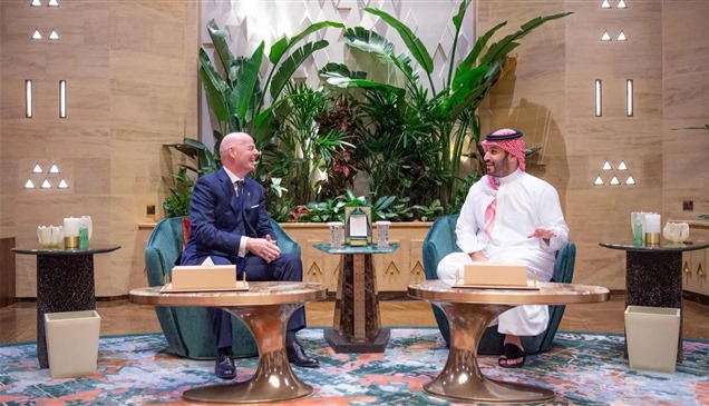 محمد بن سلمان يبحث التعاون الرياضي مع رئيس "فيفا"