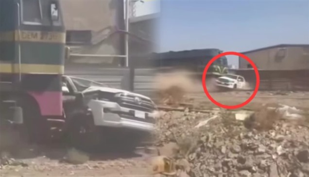 بداخلها السائق.. قطار يسحل سيارة على القضبان في بغداد