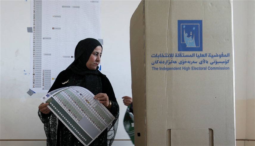 عراقية تشارك في الانتخابات البرلمانية (رويترز)