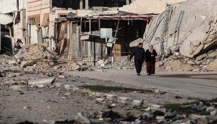 فلسطينيان يسيران على طول طريق صلاح الدين بالنصيرات في طريقهم إلى الجزء الشمالي من قطاع غزة (أرشيف)