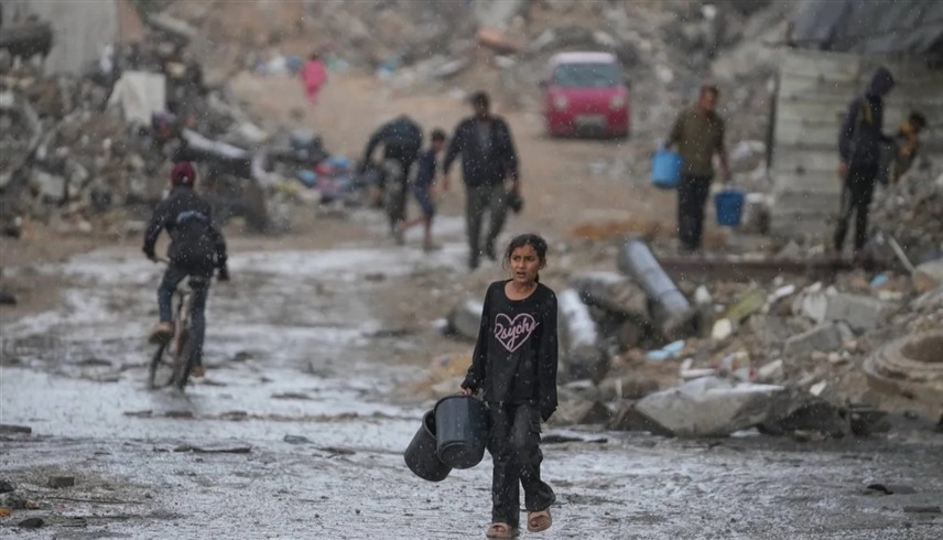 فلسطينيون في قطاع غزة وسط الأنقاض ومياه الأمطار (أرشيف)