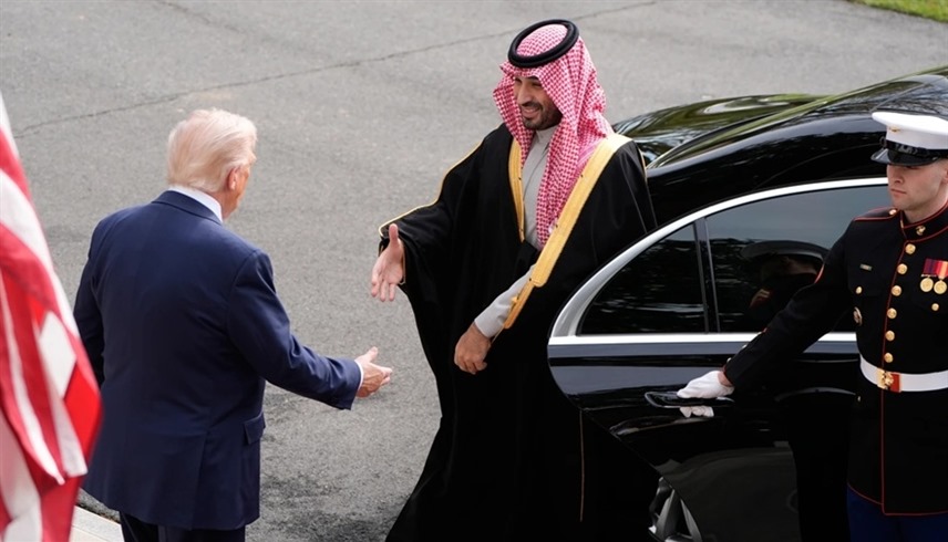 ولي عهد السعودية عند وصوله إلى البيت الأبيض للقاء الرئيس الأمريكي دونالد ترامب (أ ب)