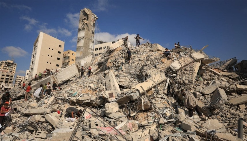فلسطينيون فوق الأنقاض ف قطاع غزة (أرشيف)