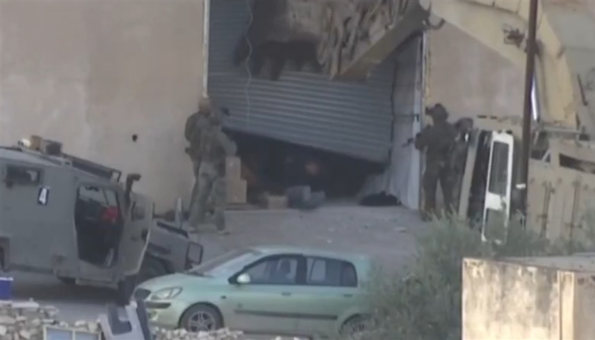 مشهد من فيديو يوثق لحظة إعدام شابين فلسطينيين من قبل جنود الجيش الإسرائيلي (إكس)