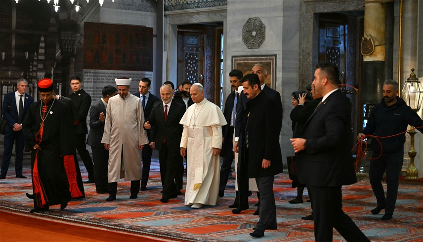 بابا الفاتيكان ليون الرابع عشر في الجامع الأزرق (أ ف ب)