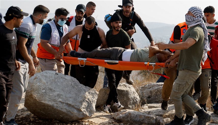 إسعاف فلسطيني جرح في هجوم مستوطنين على الضفة الغربية (أرشيف)