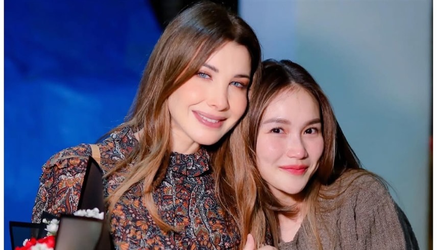 نانسي عجرم مع فنانة إندونيسية 