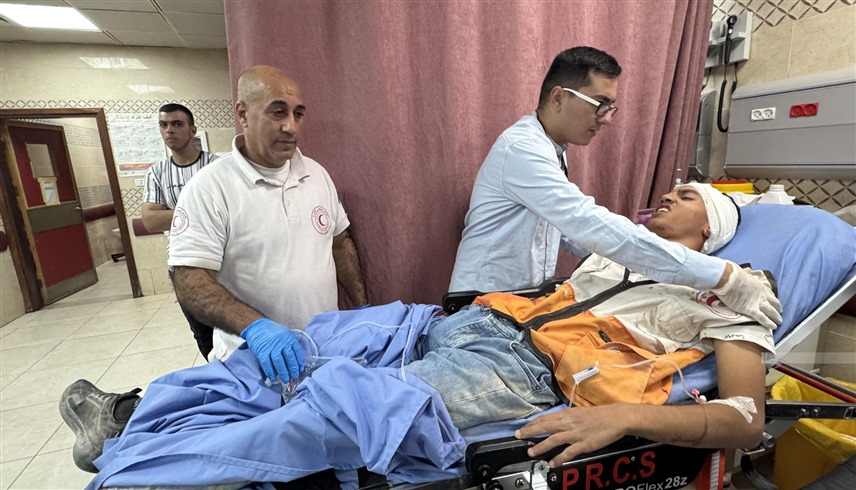 مسعف فلسطيني يتلقى العلاج بعد تعرضه لاعتداء من قبل مستوطنين (إكس)
