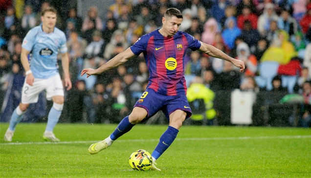 ليفاندوفسكي في مرمى الهلال.. عرض مالي يهدد برشلونة