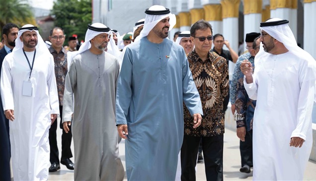 ذياب بن محمد بن زايد يزور جامع الشيخ زايد الكبير في إندونيسيا