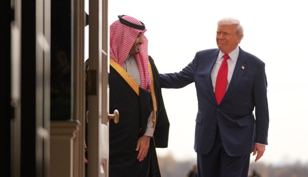 "أتمنى ارتداء الزي السعودي".. مزحة ترامب مع مسؤول سعودي تثير تفاعلاً
