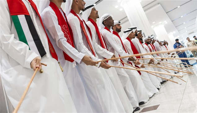مطارات دبي تستقبل زوار الإمارات بالاحتفالات والهدايا التذكارية بمناسبة عيد الاتحاد 