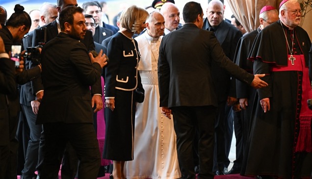بابا الفاتيكان يصل لبنان والآلاف في استقباله