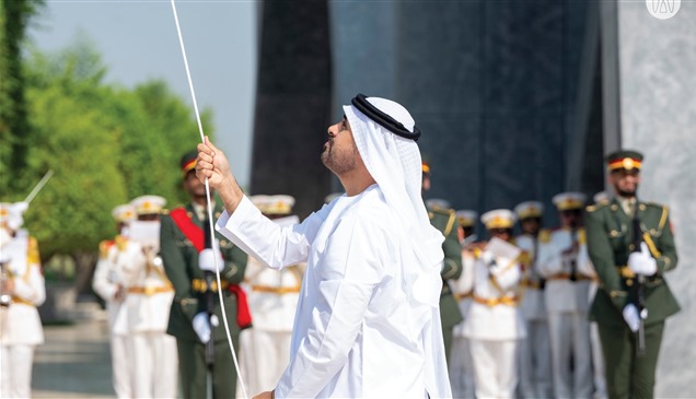 ذياب بن محمد بن زايد يرفع علم الإمارات في واحة الكرامة 