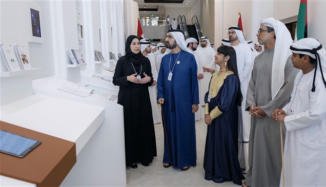 محمد بن راشد يطّلع على الجدارية الإحصائية لدولة الإمارات
