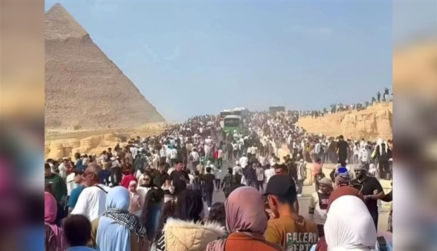 مشهد غير مسبوق.. أهرامات الجيزة تكتظ بالزوار وتتصدر الترند