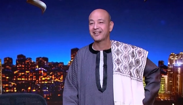 عمرو أديب بـ"الجلباب" الصعيدي على الهواء رداً على تريند المتحف المصري الكبير