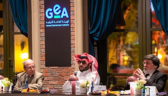 نجوم سوريا يهدون تركي آل الشيخ سيفاً من تراث دمشق