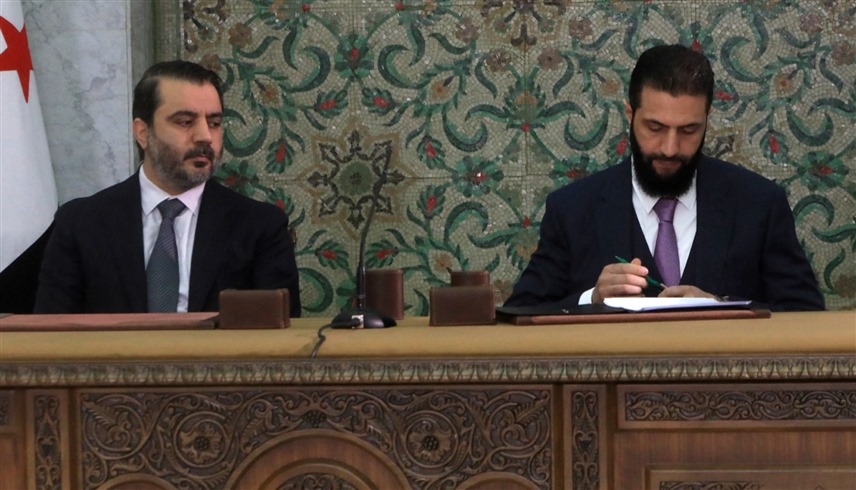 الرئيس السوري أحمد الشرع ووزير الخارجية أسعد الشيباني (أ ف ب)