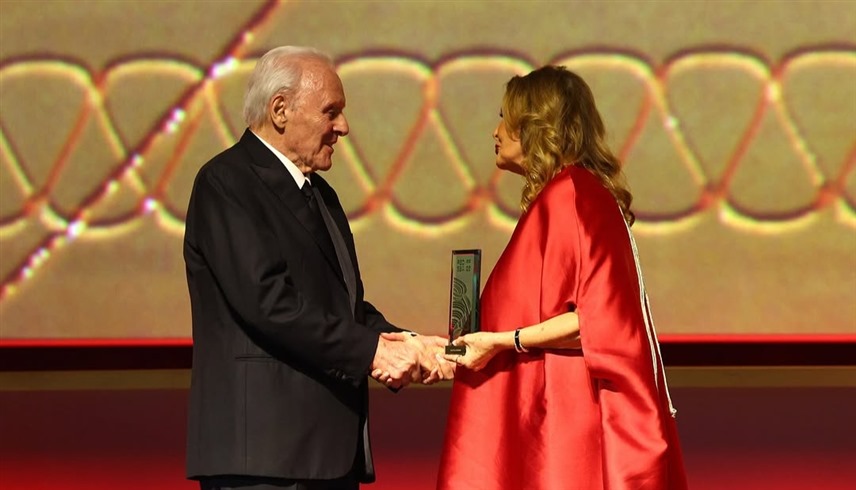 يسرا وأنتوني هوبكنز لحظة التكريم 