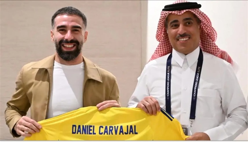 داني كارفاخال يحمل قميص الغرافة القطري (إكس)