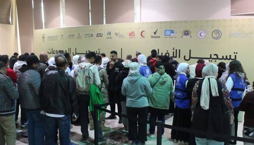 جانب من تسجيل الأفراد والمجموعات في سباق زايد الخيري (وام)