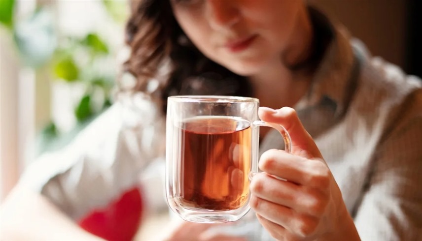 مرأة تشرب الشاي 