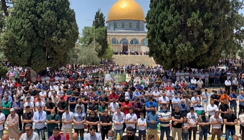 فلسطينيون يصلون في باحات المسجد الأقصى في القدس (أرشيف)