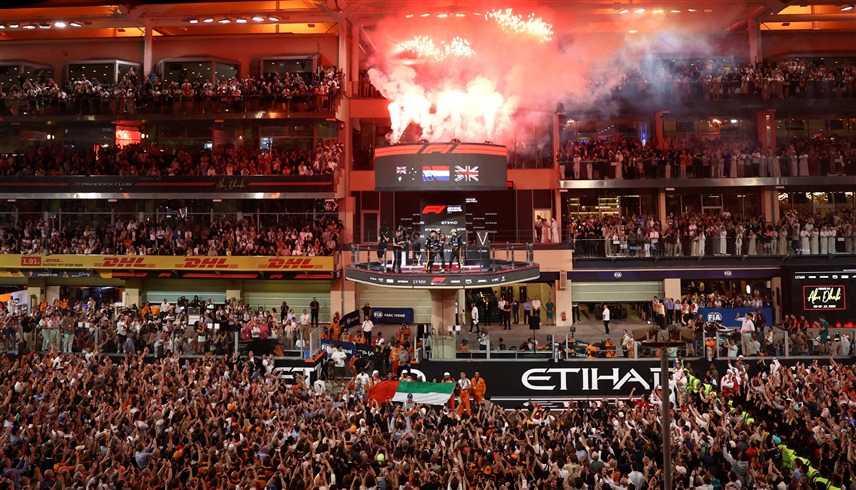 من تتوج الفائزين بسباق جائزة الاتحاد للطيران الكبرى للفورمولا1 (رويترز)