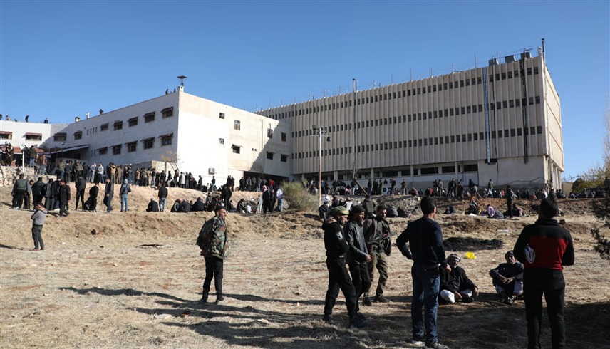 أثناء اقتحام سجن صيدنايا في سوريا (رويترز)