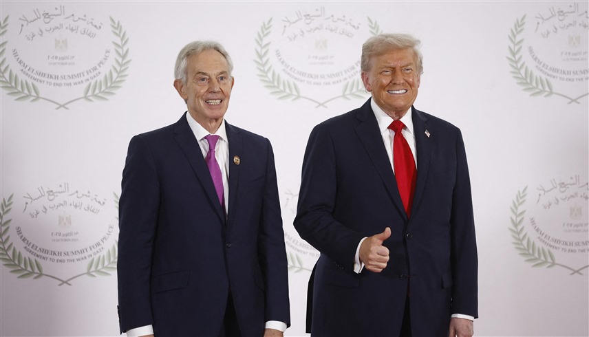 الرئيس الأمريكي دونالد ترامب، ورئيس الوزراء البريطاني الأسبق توني بلير (أ ف ب)