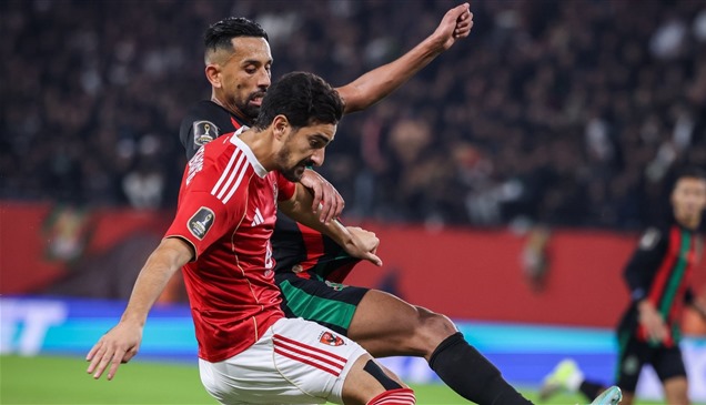 "كاف" يدين أحداث مباراة الجيش الملكي والأهلي ويفتح تحقيقاً