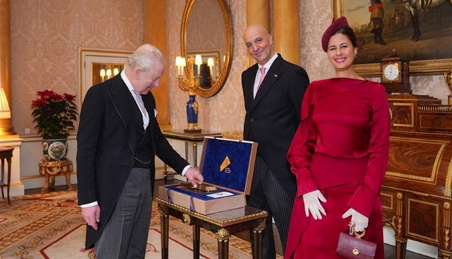 قطعة تحمل اسم "المملكة المتحدة".. هدية فريدة من السفير المصري للملك تشارلز