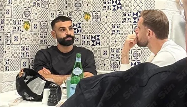 صور.. تسريب لقاء سري بين محمد صلاح وهندرسون في مطعم إيطالي