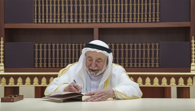 حاكم الشارقة يوقع أول نسخة من المرحلة الأولى للموسوعة العربية الشاملة للعلوم والأدب والفنون والأعلام